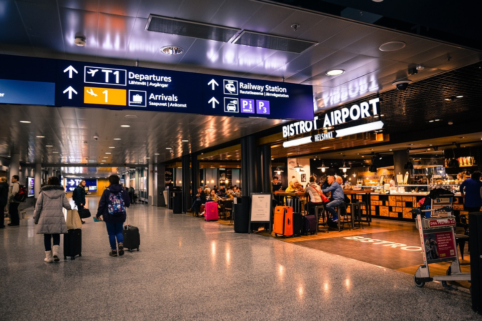 Documentos de viagem digitais de volta à ação no aeroporto finlandês de Helsínquia