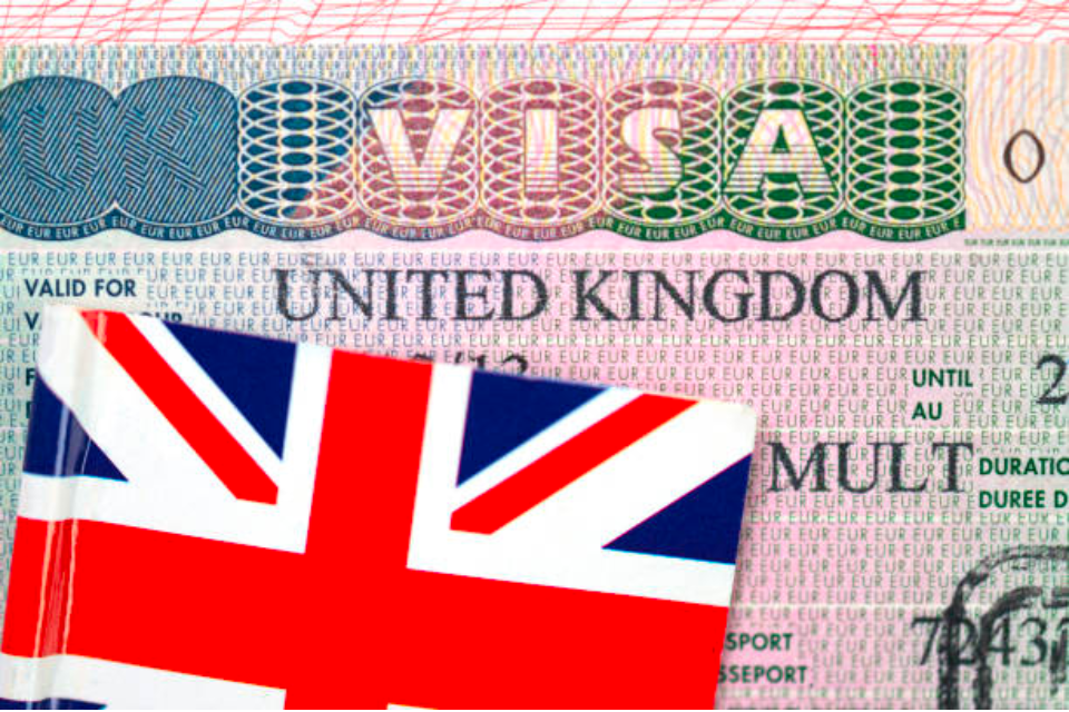 Reino Unido anuncia regras mais rigorosas em matéria de vistos para reduzir a migração